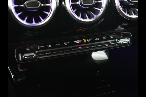 Mercedes-Benz A-Klasse 250e AMG Night | Stoelverwarming | Camera | Sfeerverlichting | Leder/Alcantara | Park Assist | Navigatie | Widescreen | Full LED | PHEV | Plug In