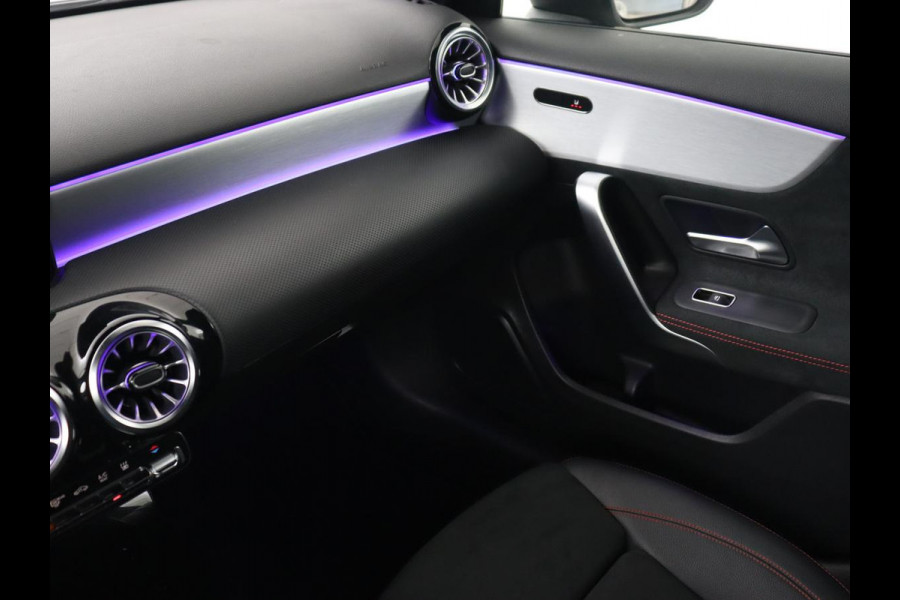 Mercedes-Benz A-Klasse 250e AMG Night | Stoelverwarming | Camera | Sfeerverlichting | Leder/Alcantara | Park Assist | Navigatie | Widescreen | Full LED | PHEV | Plug In