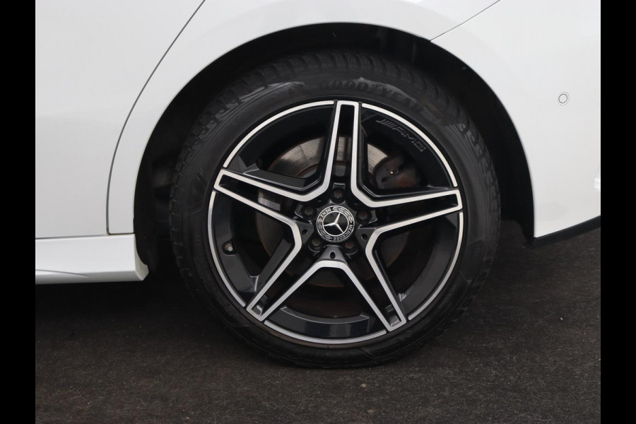 Mercedes-Benz A-Klasse 250e AMG Night | Stoelverwarming | Camera | Sfeerverlichting | Leder/Alcantara | Park Assist | Navigatie | Widescreen | Full LED | PHEV | Plug In