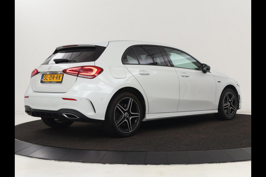 Mercedes-Benz A-Klasse 250e AMG Night | Stoelverwarming | Camera | Sfeerverlichting | Leder/Alcantara | Park Assist | Navigatie | Widescreen | Full LED | PHEV | Plug In