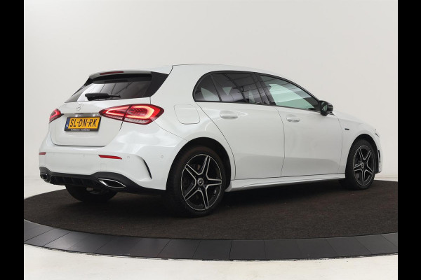 Mercedes-Benz A-Klasse 250e AMG Night | Stoelverwarming | Camera | Sfeerverlichting | Leder/Alcantara | Park Assist | Navigatie | Widescreen | Full LED | PHEV | Plug In