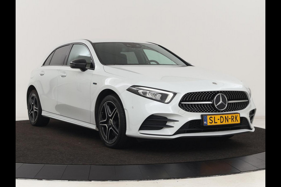 Mercedes-Benz A-Klasse 250e AMG Night | Stoelverwarming | Camera | Sfeerverlichting | Leder/Alcantara | Park Assist | Navigatie | Widescreen | Full LED | PHEV | Plug In