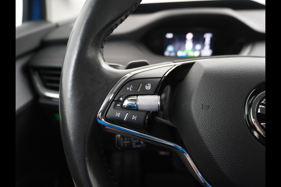 Škoda ENYAQ iV 80 204pk AUT. LEER Camera Adaptive-cruise+Stop/Go Head-Up Display Trekhaak Apple Carplay Android Auto Smartlink Adap.Cruise 21"  Spoorwisselassistent Verkeersborddetectie Sproeiers verwarmd Stoelen v/a verwarmd Grote Accu! Trekhaaksyst elektrisch Wegklapbaar. 1.000KG Trekgewicht! Zeer Compleet €56.000,- nieuw Grootste Actieradius/accu pakket.