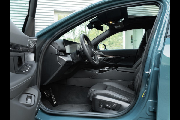 BMW i5 Touring eDrive40 M-Sport - Onderstel Prof - Pano - Trekhaak - Bowers & Wilkins