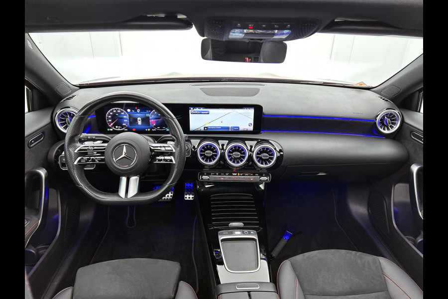Mercedes-Benz A-Klasse 180 Star Edition AMG Line | Nightpakket | Dodehoekassistent | Parkeerpakket met achteruitrijcamera | KEYLESS GO | Extra USB-poorten | Sfeerverlichting | Verwarmde stoelen vooraan | Spiegelpakket |