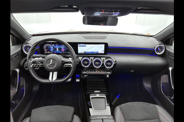 Mercedes-Benz A-Klasse 180 Star Edition AMG Line | Nightpakket | Dodehoekassistent | Parkeerpakket met achteruitrijcamera | KEYLESS GO | Extra USB-poorten | Sfeerverlichting | Verwarmde stoelen vooraan | Spiegelpakket |