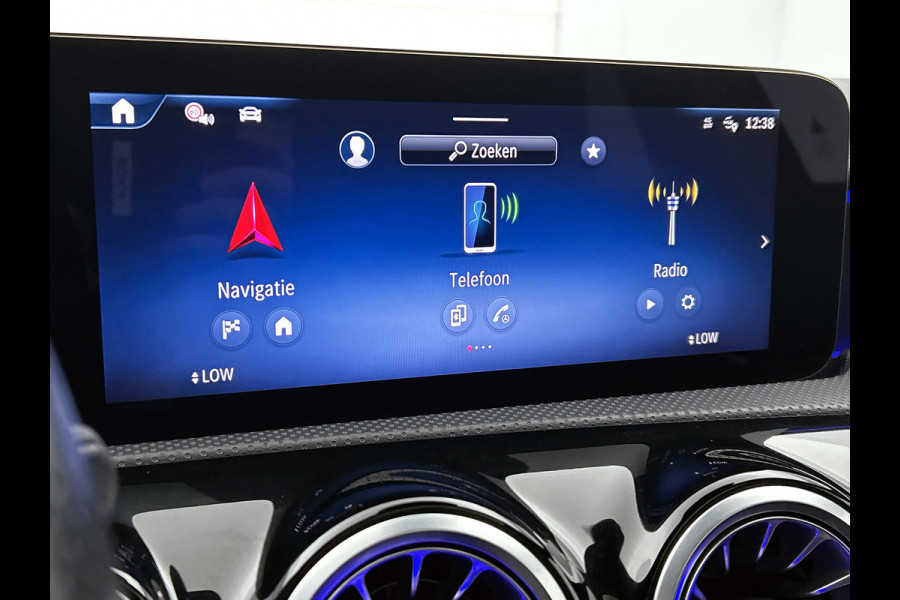Mercedes-Benz A-Klasse 180 Star Edition AMG Line | Nightpakket | Dodehoekassistent | Parkeerpakket met achteruitrijcamera | KEYLESS GO | Extra USB-poorten | Sfeerverlichting | Verwarmde stoelen vooraan | Spiegelpakket |