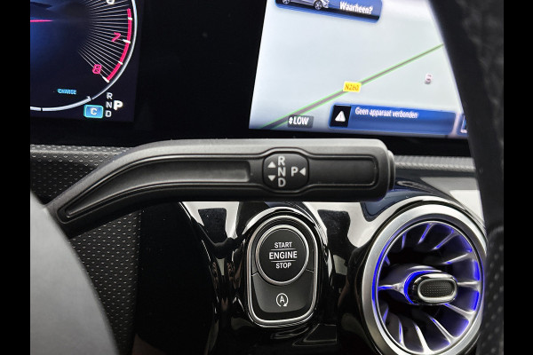 Mercedes-Benz A-Klasse 180 Star Edition AMG Line | Nightpakket | Dodehoekassistent | Parkeerpakket met achteruitrijcamera | KEYLESS GO | Extra USB-poorten | Sfeerverlichting | Verwarmde stoelen vooraan | Spiegelpakket |