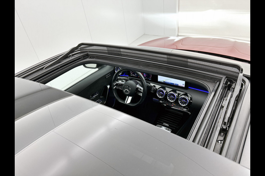 Mercedes-Benz A-Klasse 180 Star Edition AMG Line | Nightpakket | Dodehoekassistent | Parkeerpakket met achteruitrijcamera | KEYLESS GO | Extra USB-poorten | Sfeerverlichting | Verwarmde stoelen vooraan | Spiegelpakket |