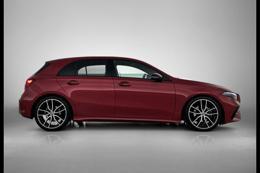 Mercedes-Benz A-Klasse 180 Star Edition AMG Line | Nightpakket | Dodehoekassistent | Parkeerpakket met achteruitrijcamera | KEYLESS GO | Extra USB-poorten | Sfeerverlichting | Verwarmde stoelen vooraan | Spiegelpakket |