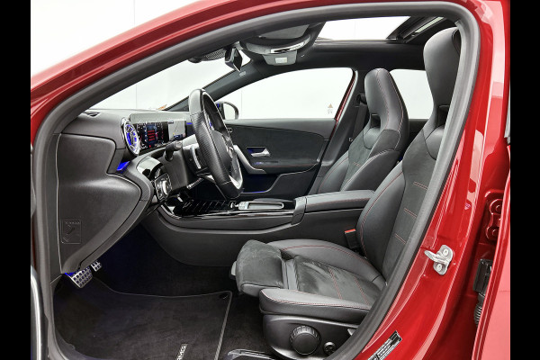 Mercedes-Benz A-Klasse 180 Star Edition AMG Line | Nightpakket | Dodehoekassistent | Parkeerpakket met achteruitrijcamera | KEYLESS GO | Extra USB-poorten | Sfeerverlichting | Verwarmde stoelen vooraan | Spiegelpakket |