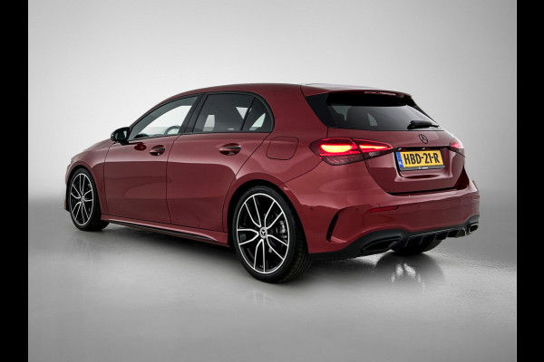 Mercedes-Benz A-Klasse 180 Star Edition AMG Line | Nightpakket | Dodehoekassistent | Parkeerpakket met achteruitrijcamera | KEYLESS GO | Extra USB-poorten | Sfeerverlichting | Verwarmde stoelen vooraan | Spiegelpakket |