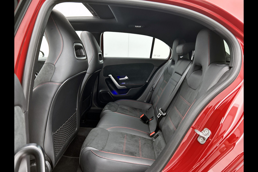 Mercedes-Benz A-Klasse 180 Star Edition AMG Line | Nightpakket | Dodehoekassistent | Parkeerpakket met achteruitrijcamera | KEYLESS GO | Extra USB-poorten | Sfeerverlichting | Verwarmde stoelen vooraan | Spiegelpakket |