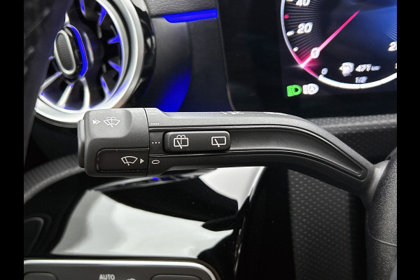 Mercedes-Benz A-Klasse 180 Star Edition AMG Line | Nightpakket | Dodehoekassistent | Parkeerpakket met achteruitrijcamera | KEYLESS GO | Extra USB-poorten | Sfeerverlichting | Verwarmde stoelen vooraan | Spiegelpakket |