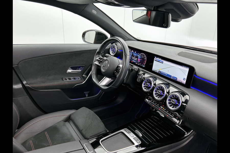 Mercedes-Benz A-Klasse 180 Star Edition AMG Line | Nightpakket | Dodehoekassistent | Parkeerpakket met achteruitrijcamera | KEYLESS GO | Extra USB-poorten | Sfeerverlichting | Verwarmde stoelen vooraan | Spiegelpakket |