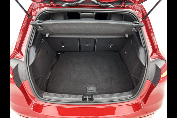 Mercedes-Benz A-Klasse 180 Star Edition AMG Line | Nightpakket | Dodehoekassistent | Parkeerpakket met achteruitrijcamera | KEYLESS GO | Extra USB-poorten | Sfeerverlichting | Verwarmde stoelen vooraan | Spiegelpakket |