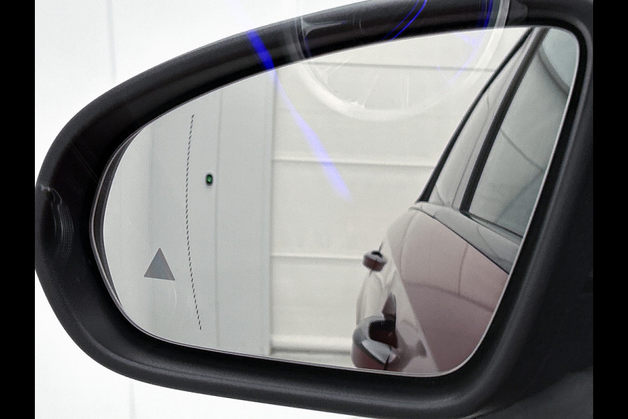 Mercedes-Benz A-Klasse 180 Star Edition AMG Line | Nightpakket | Dodehoekassistent | Parkeerpakket met achteruitrijcamera | KEYLESS GO | Extra USB-poorten | Sfeerverlichting | Verwarmde stoelen vooraan | Spiegelpakket |