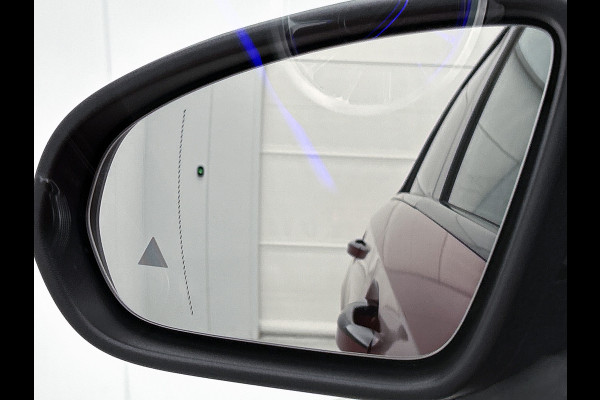 Mercedes-Benz A-Klasse 180 Star Edition AMG Line | Nightpakket | Dodehoekassistent | Parkeerpakket met achteruitrijcamera | KEYLESS GO | Extra USB-poorten | Sfeerverlichting | Verwarmde stoelen vooraan | Spiegelpakket |