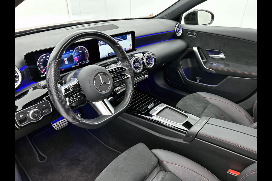 Mercedes-Benz A-Klasse 180 Star Edition AMG Line | Nightpakket | Dodehoekassistent | Parkeerpakket met achteruitrijcamera | KEYLESS GO | Extra USB-poorten | Sfeerverlichting | Verwarmde stoelen vooraan | Spiegelpakket |