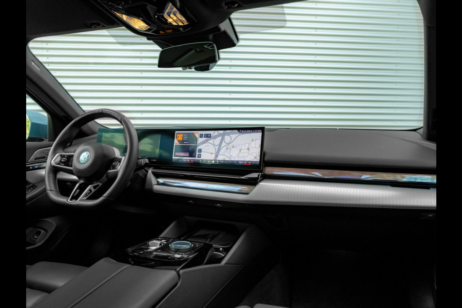 BMW i5 Touring eDrive40 M-Sport - Onderstel Prof - Pano - Trekhaak - Bowers & Wilkins