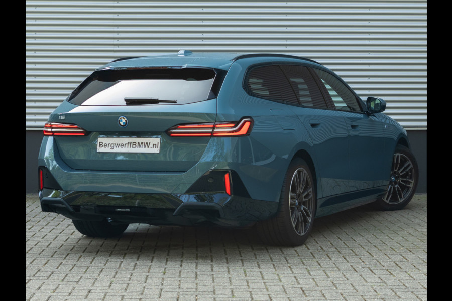 BMW i5 Touring eDrive40 M-Sport - Onderstel Prof - Pano - Trekhaak - Bowers & Wilkins
