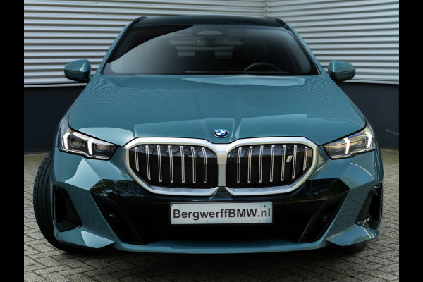 BMW i5 Touring eDrive40 M-Sport - Onderstel Prof - Pano - Trekhaak - Bowers & Wilkins