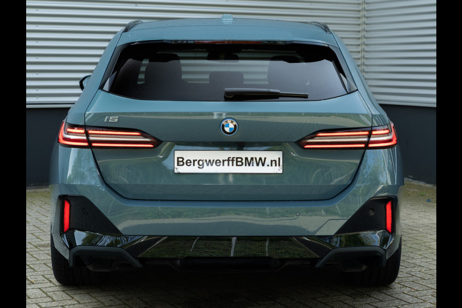 BMW i5 Touring eDrive40 M-Sport - Onderstel Prof - Pano - Trekhaak - Bowers & Wilkins