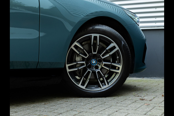 BMW i5 Touring eDrive40 M-Sport - Onderstel Prof - Pano - Trekhaak - Bowers & Wilkins