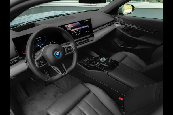 BMW i5 Touring eDrive40 M-Sport - Onderstel Prof - Pano - Trekhaak - Bowers & Wilkins
