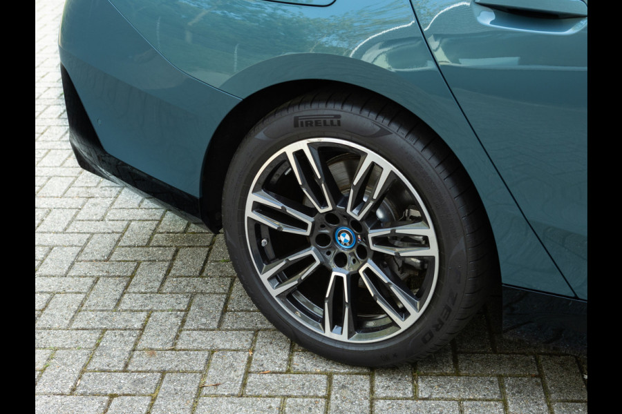 BMW i5 Touring eDrive40 M-Sport - Onderstel Prof - Pano - Trekhaak - Bowers & Wilkins