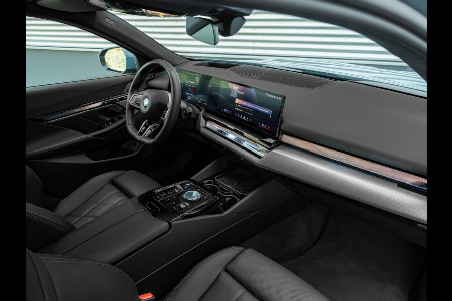 BMW i5 Touring eDrive40 M-Sport - Onderstel Prof - Pano - Trekhaak - Bowers & Wilkins