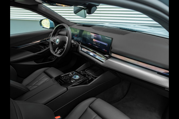 BMW i5 Touring eDrive40 M-Sport - Onderstel Prof - Pano - Trekhaak - Bowers & Wilkins