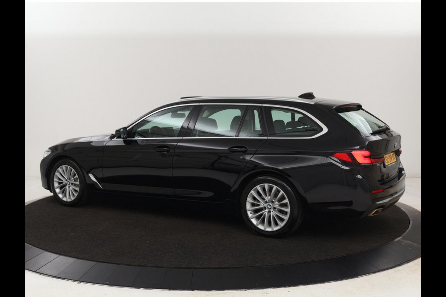 BMW 5 Serie 530e Luxury Line | Panoramadak | Adaptive cruise | Leder | Massage | Head-Up | LaserLight | Carplay | Sfeerverlichting | Keyless | Navigatie | Achterbankverwarming | PHEV | Plug In