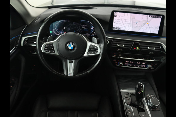 BMW 5 Serie 530e Luxury Line | Panoramadak | Adaptive cruise | Leder | Massage | Head-Up | LaserLight | Carplay | Sfeerverlichting | Keyless | Navigatie | Achterbankverwarming | PHEV | Plug In