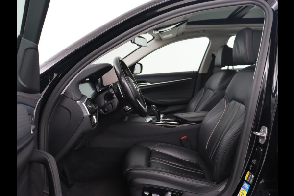 BMW 5 Serie 530e Luxury Line | Panoramadak | Adaptive cruise | Leder | Massage | Head-Up | LaserLight | Carplay | Sfeerverlichting | Keyless | Navigatie | Achterbankverwarming | PHEV | Plug In
