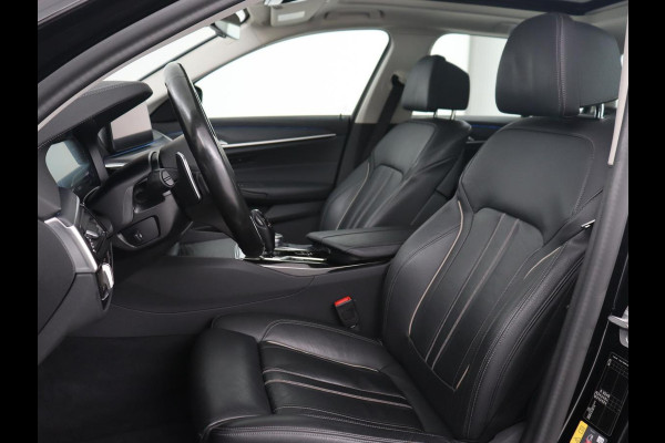 BMW 5 Serie 530e Luxury Line | Panoramadak | Adaptive cruise | Leder | Massage | Head-Up | LaserLight | Carplay | Sfeerverlichting | Keyless | Navigatie | Achterbankverwarming | PHEV | Plug In