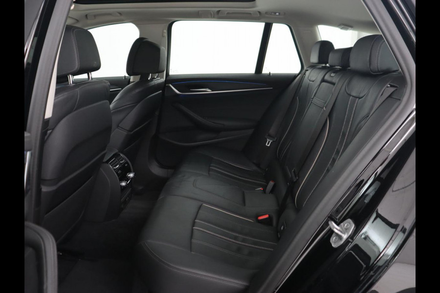 BMW 5 Serie 530e Luxury Line | Panoramadak | Adaptive cruise | Leder | Massage | Head-Up | LaserLight | Carplay | Sfeerverlichting | Keyless | Navigatie | Achterbankverwarming | PHEV | Plug In