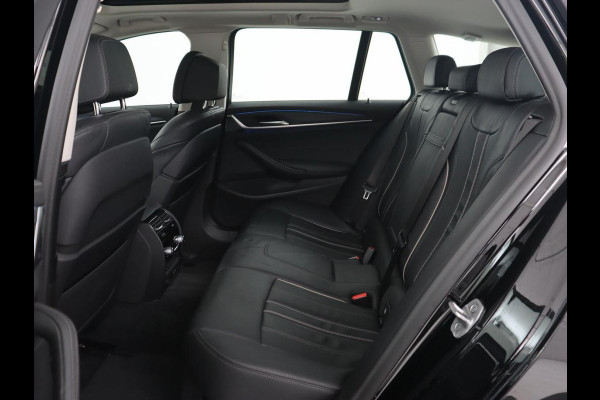BMW 5 Serie 530e Luxury Line | Panoramadak | Adaptive cruise | Leder | Massage | Head-Up | LaserLight | Carplay | Sfeerverlichting | Keyless | Navigatie | Achterbankverwarming | PHEV | Plug In