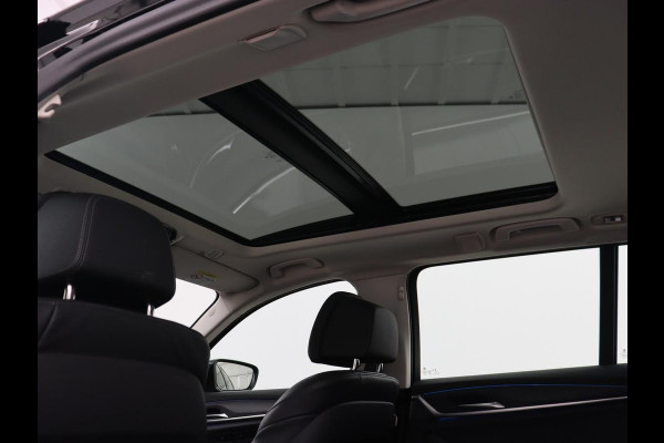 BMW 5 Serie 530e Luxury Line | Panoramadak | Adaptive cruise | Leder | Massage | Head-Up | LaserLight | Carplay | Sfeerverlichting | Keyless | Navigatie | Achterbankverwarming | PHEV | Plug In