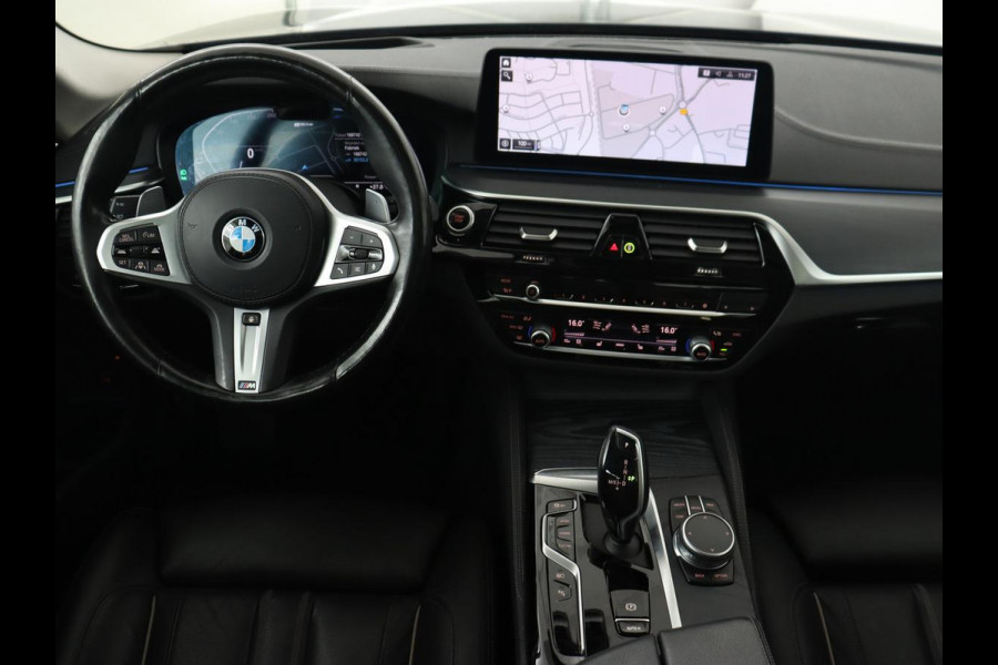 BMW 5 Serie 530e Luxury Line | Panoramadak | Adaptive cruise | Leder | Massage | Head-Up | LaserLight | Carplay | Sfeerverlichting | Keyless | Navigatie | Achterbankverwarming | PHEV | Plug In