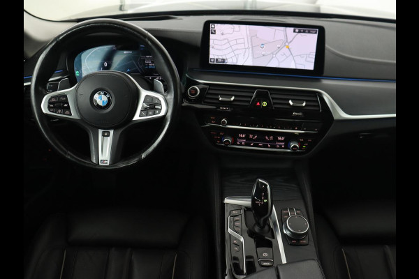 BMW 5 Serie 530e Luxury Line | Panoramadak | Adaptive cruise | Leder | Massage | Head-Up | LaserLight | Carplay | Sfeerverlichting | Keyless | Navigatie | Achterbankverwarming | PHEV | Plug In