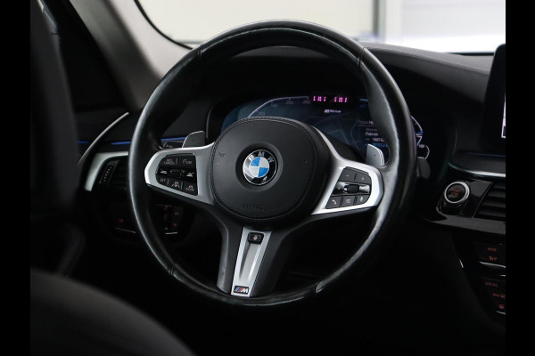 BMW 5 Serie 530e Luxury Line | Panoramadak | Adaptive cruise | Leder | Massage | Head-Up | LaserLight | Carplay | Sfeerverlichting | Keyless | Navigatie | Achterbankverwarming | PHEV | Plug In