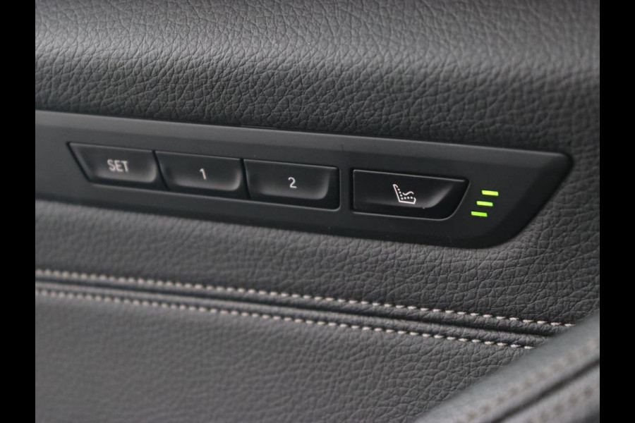 BMW 5 Serie 530e Luxury Line | Panoramadak | Adaptive cruise | Leder | Massage | Head-Up | LaserLight | Carplay | Sfeerverlichting | Keyless | Navigatie | Achterbankverwarming | PHEV | Plug In