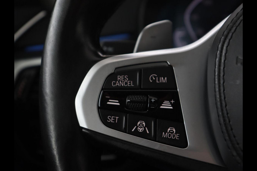 BMW 5 Serie 530e Luxury Line | Panoramadak | Adaptive cruise | Leder | Massage | Head-Up | LaserLight | Carplay | Sfeerverlichting | Keyless | Navigatie | Achterbankverwarming | PHEV | Plug In