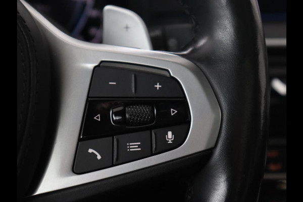 BMW 5 Serie 530e Luxury Line | Panoramadak | Adaptive cruise | Leder | Massage | Head-Up | LaserLight | Carplay | Sfeerverlichting | Keyless | Navigatie | Achterbankverwarming | PHEV | Plug In