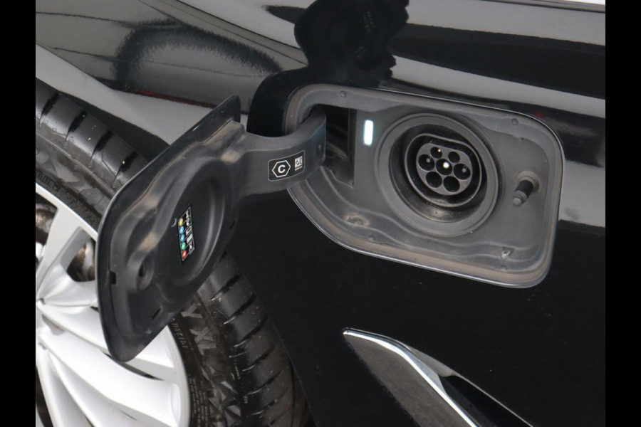 BMW 5 Serie 530e Luxury Line | Panoramadak | Adaptive cruise | Leder | Massage | Head-Up | LaserLight | Carplay | Sfeerverlichting | Keyless | Navigatie | Achterbankverwarming | PHEV | Plug In