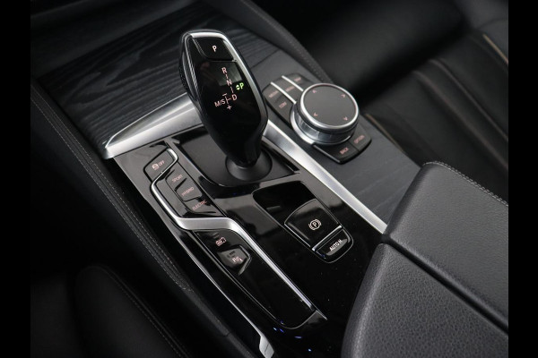 BMW 5 Serie 530e Luxury Line | Panoramadak | Adaptive cruise | Leder | Massage | Head-Up | LaserLight | Carplay | Sfeerverlichting | Keyless | Navigatie | Achterbankverwarming | PHEV | Plug In