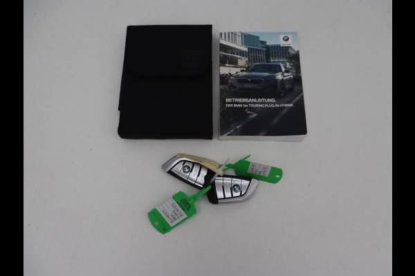 BMW 5 Serie 530e Luxury Line | Panoramadak | Adaptive cruise | Leder | Massage | Head-Up | LaserLight | Carplay | Sfeerverlichting | Keyless | Navigatie | Achterbankverwarming | PHEV | Plug In