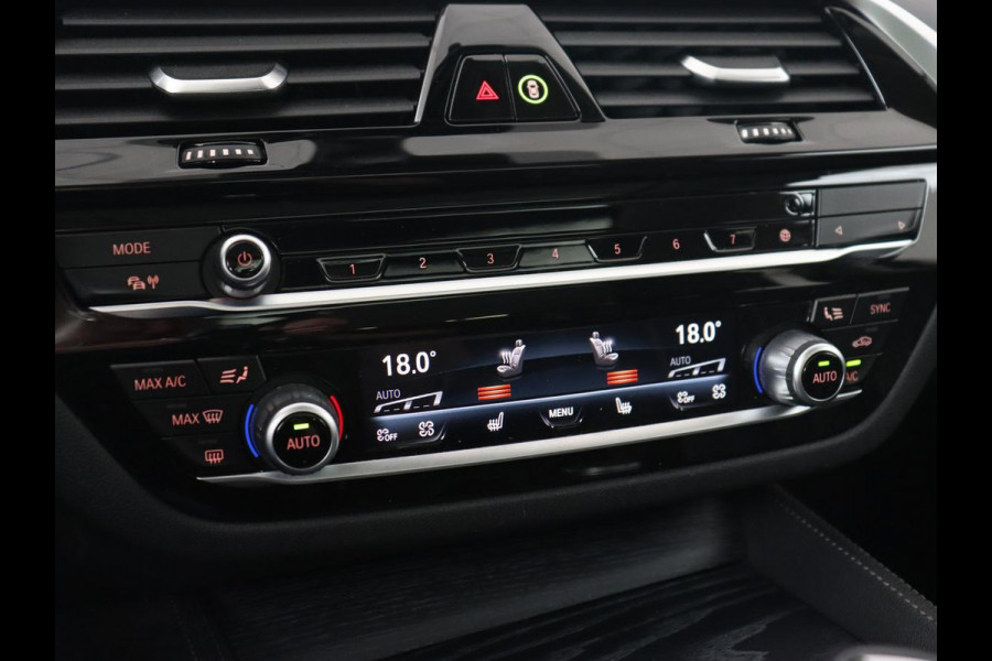 BMW 5 Serie 530e Luxury Line | Panoramadak | Adaptive cruise | Leder | Massage | Head-Up | LaserLight | Carplay | Sfeerverlichting | Keyless | Navigatie | Achterbankverwarming | PHEV | Plug In