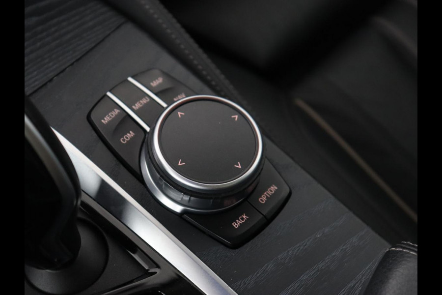 BMW 5 Serie 530e Luxury Line | Panoramadak | Adaptive cruise | Leder | Massage | Head-Up | LaserLight | Carplay | Sfeerverlichting | Keyless | Navigatie | Achterbankverwarming | PHEV | Plug In